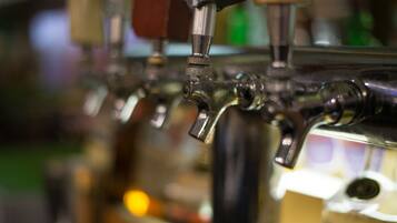 Een close-up van een biertappinstallatie met een label waarop staat 'Pabst Blue Ribbon'.