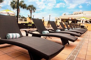 Utendørsbasseng, bassengparasoller og solsenger