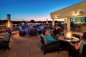 2 bars/lounges, rooftop bar at Charleston Marriott