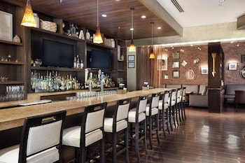 2 bars/lounges, rooftop bar at Charleston Marriott
