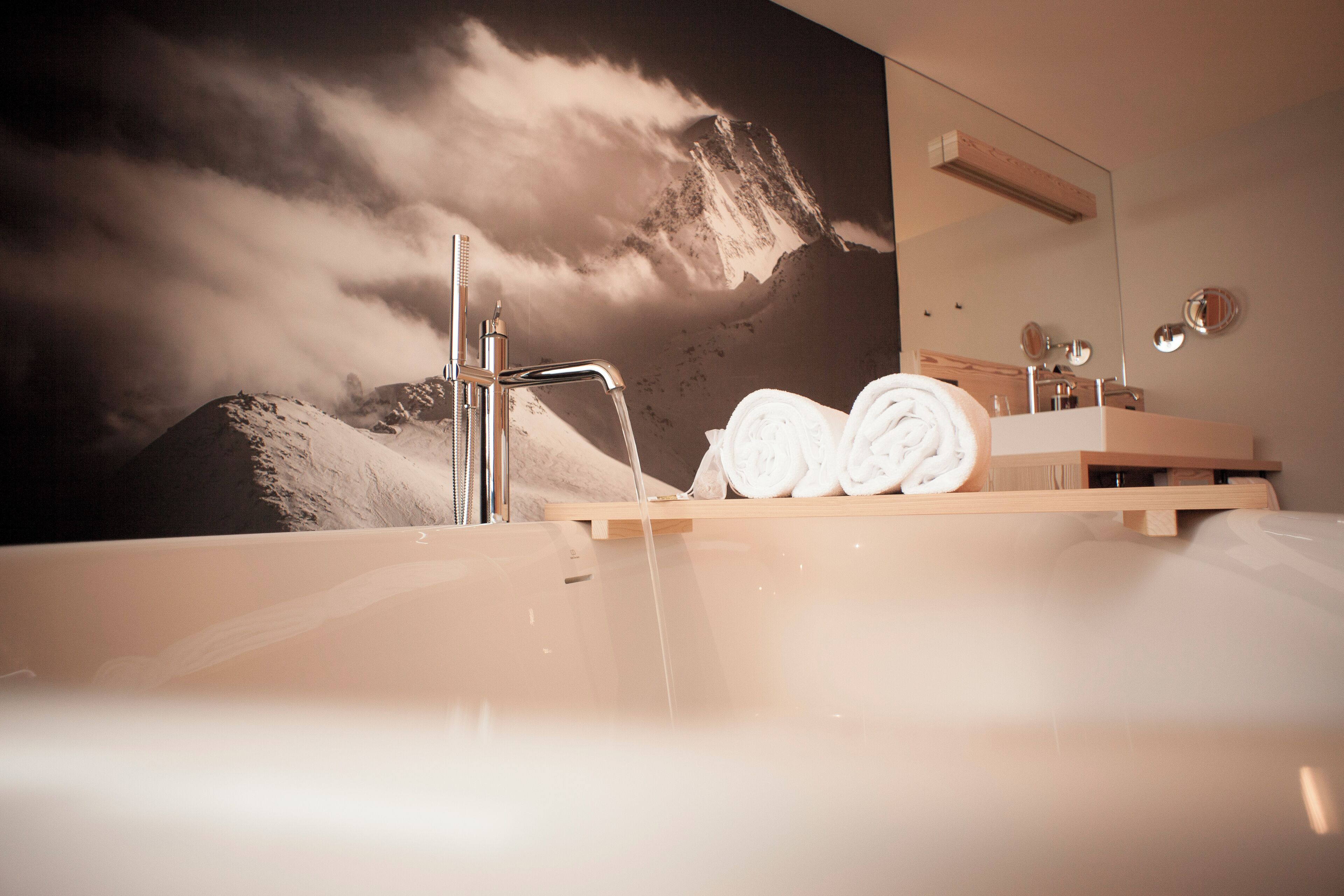 Une salle de bain avec une baignoire, un lavabo et un miroir.