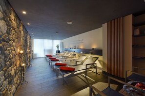 Sauna, steam room, body treatments, 4 treatment rooms, massages