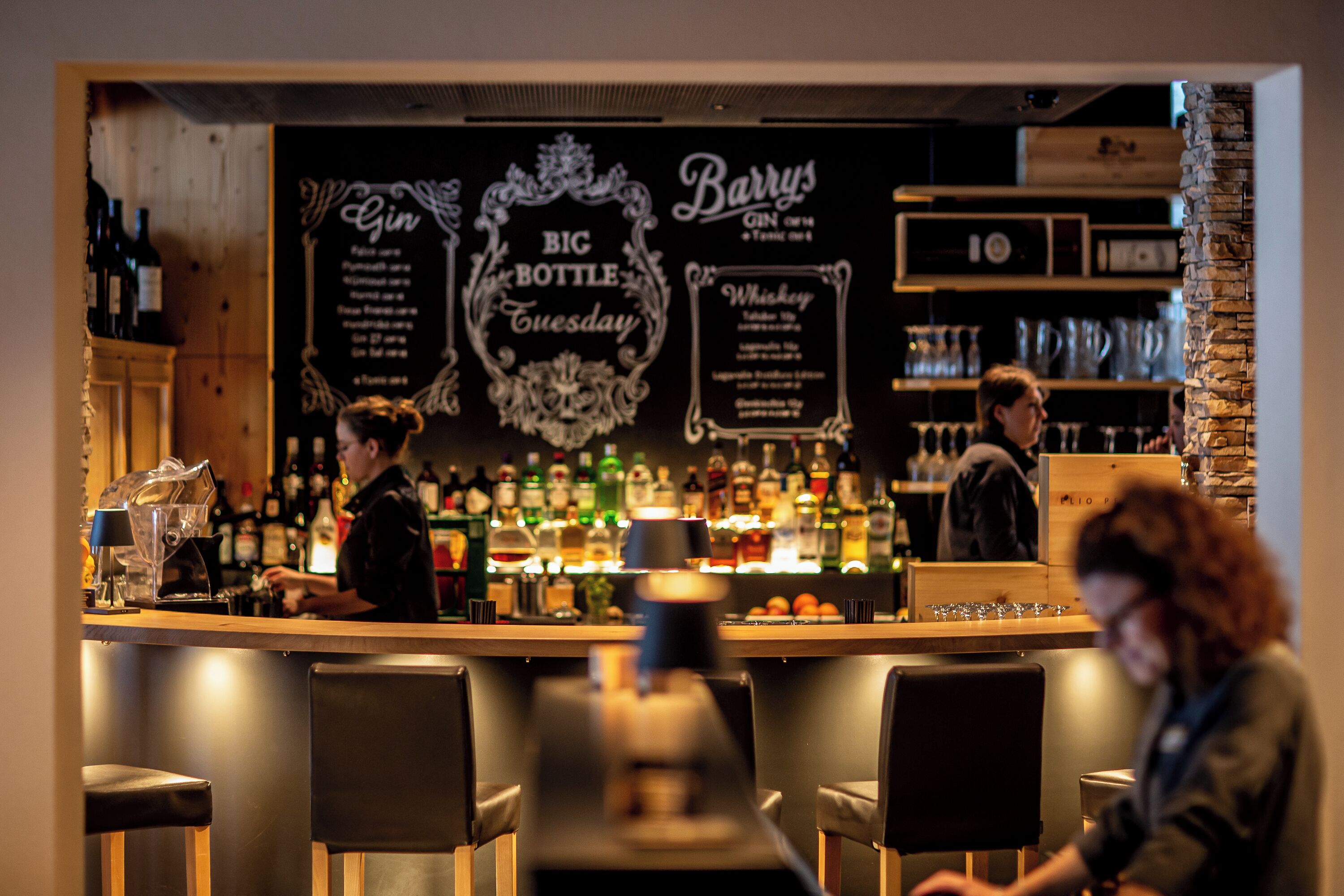 Bar (trong khuôn viên)