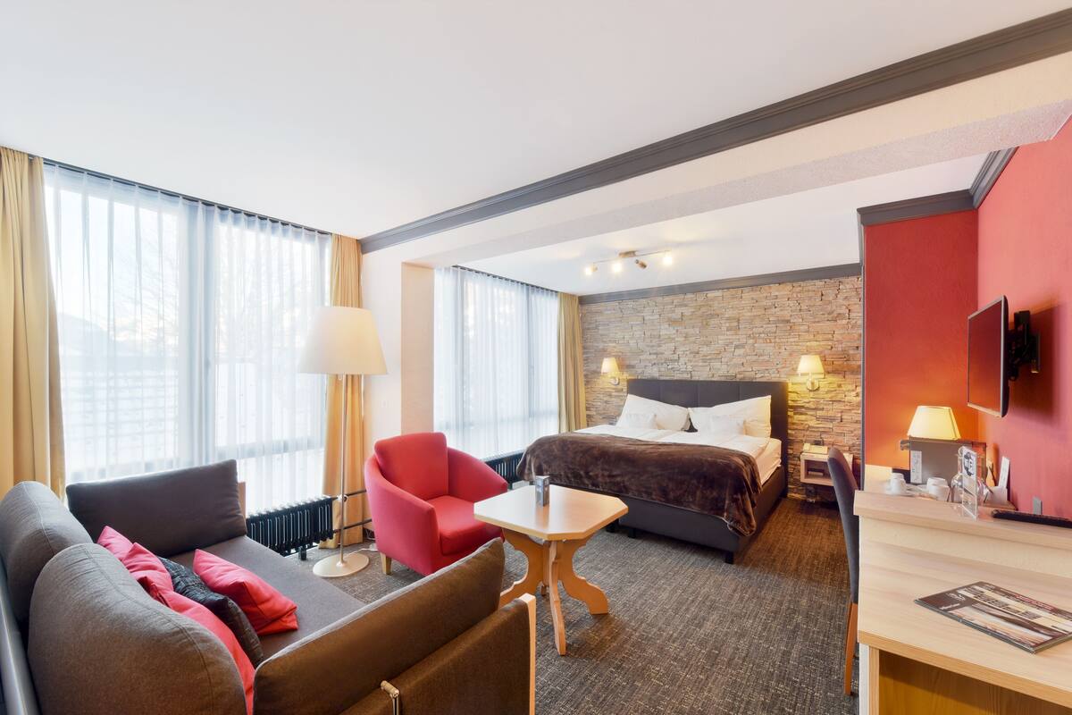 Hypo-allergenic bedding available, minibar, in-room safe