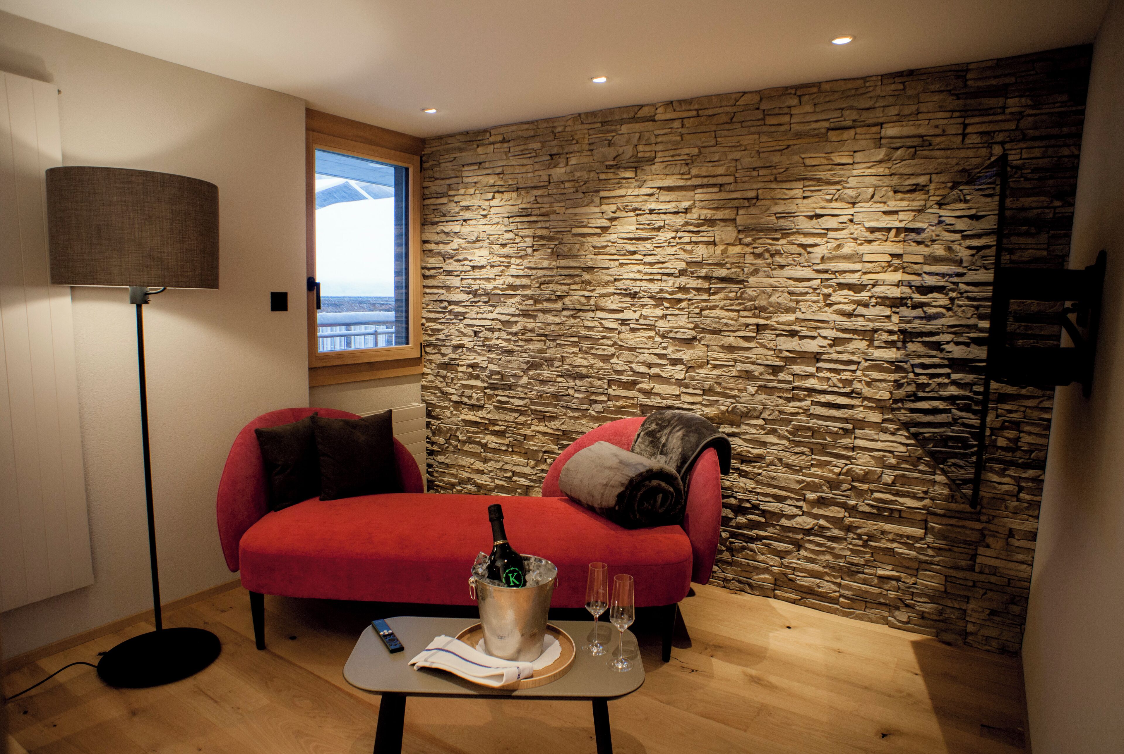 Junior Suite View | Allergitestade sängkläder, minibar och värdeförvaringsskåp på rummet