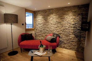 Junior Suite View | Ropa de cama hipoalergénica, minibar, caja fuerte y cortinas opacas