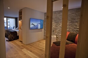 Junior Suite West | Hypo-allergenic bedding, minibar, in-room safe, blackout drapes