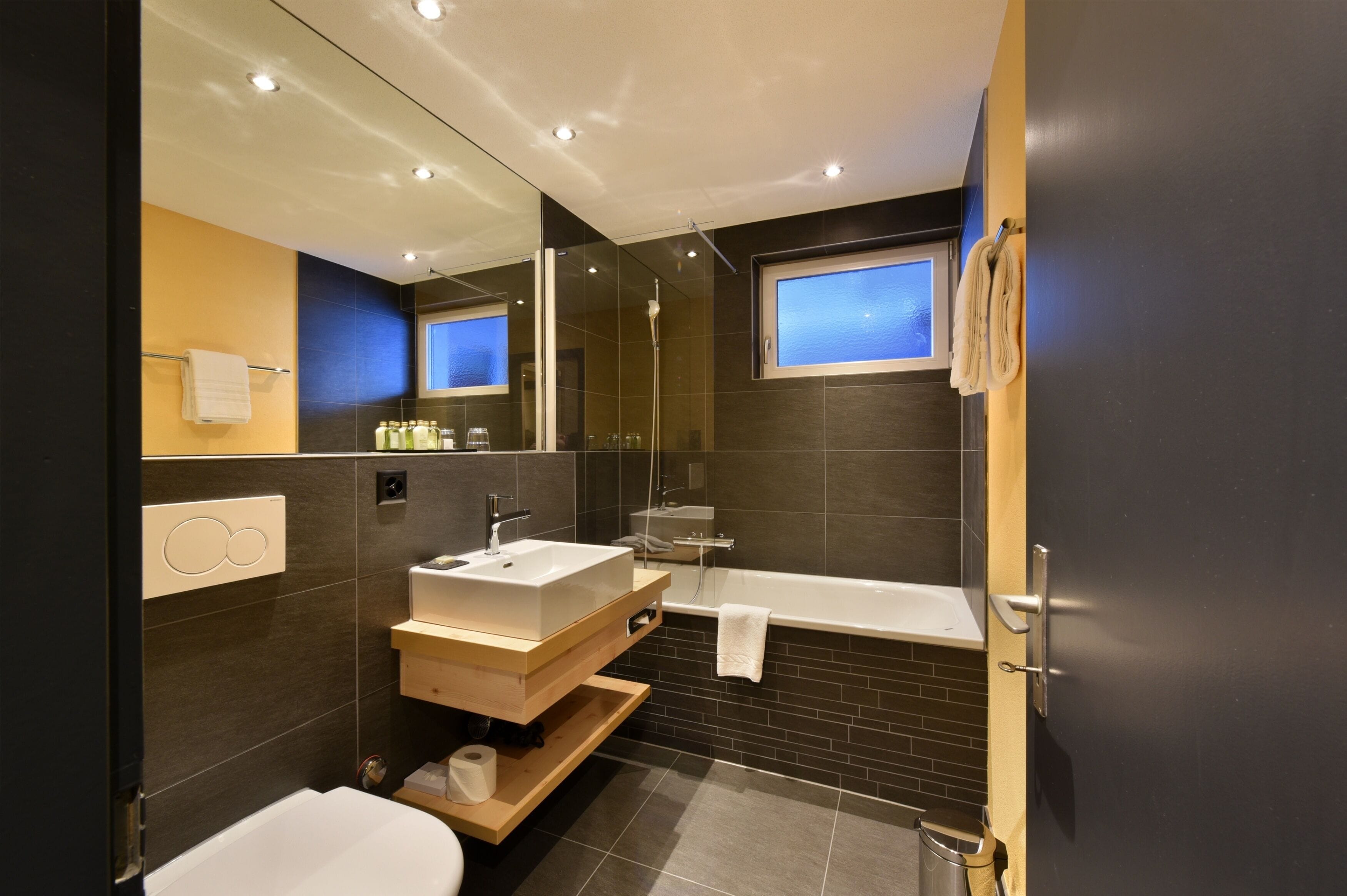 single room lifestyle | bathroom | separate bathtub and shower, deep-soaking bathtub