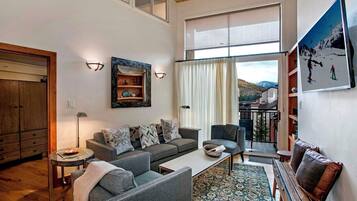 Leilighet, 3 soverom (Diamond) | Oppholdsområde | En 24-tommers smart-TV med Parabol-TV samt TV og peis