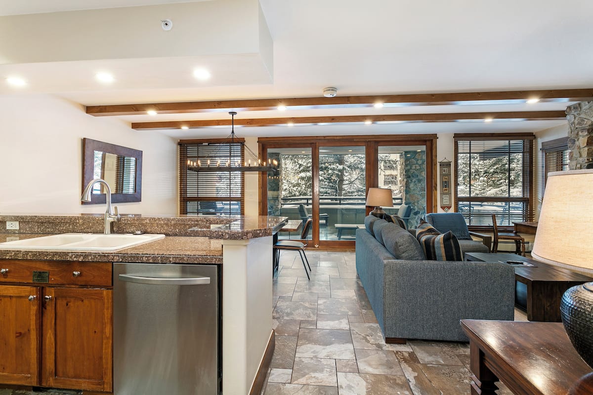 Room, 1 King Bed (1000 Square Foot Condominium) | Living area