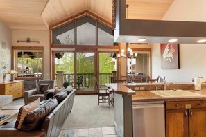 Kamer | Woonruimte | Een 24-inch smart-tv met satellietzenders, televisie en een open haard