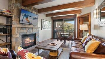 Leilighet, 2 soverom (900 Square Foot Condominium) | Oppholdsområde | En 24-tommers smart-TV med Parabol-TV samt TV og peis