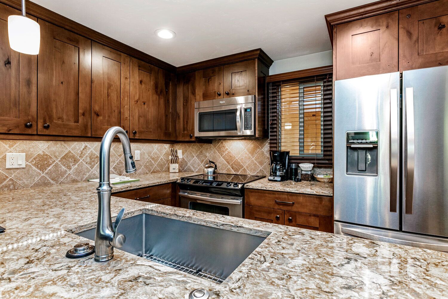 Grand réfrigérateur, micro-ondes, four, plaque de cuisson