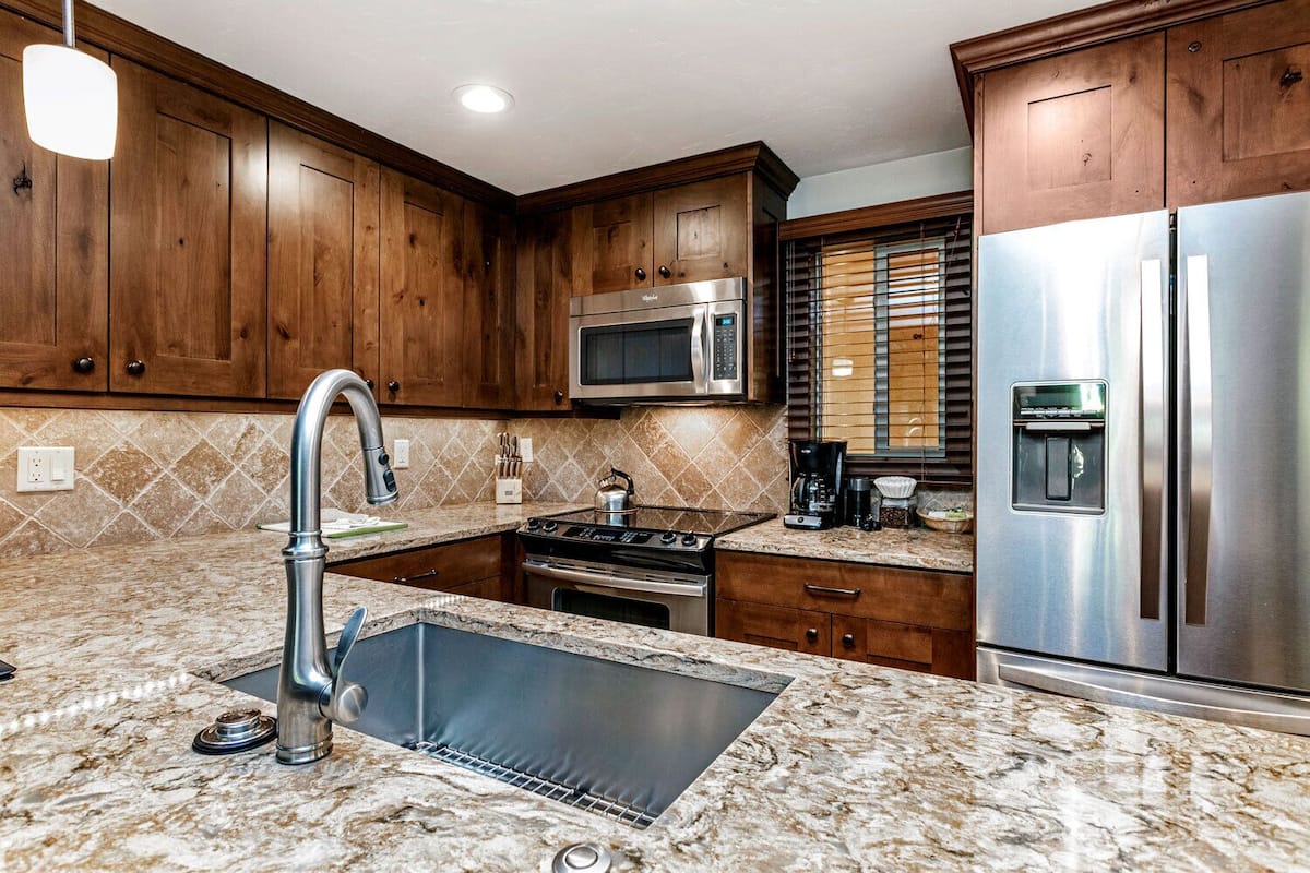 Refrigerador con congelador, microondas, horno y parrilla de estufa