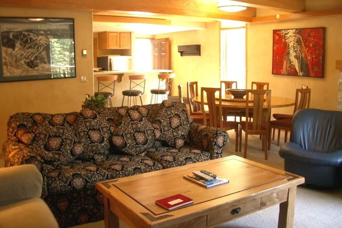 Room, 1 King Bed | Living area