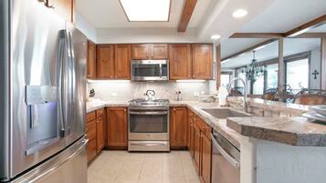 Condo, 2 Bedrooms 2 Bathrooms (Platinum 1000 Square Foot Condominium) | Private kitchen | Full-size fridge, microwave, oven, stovetop