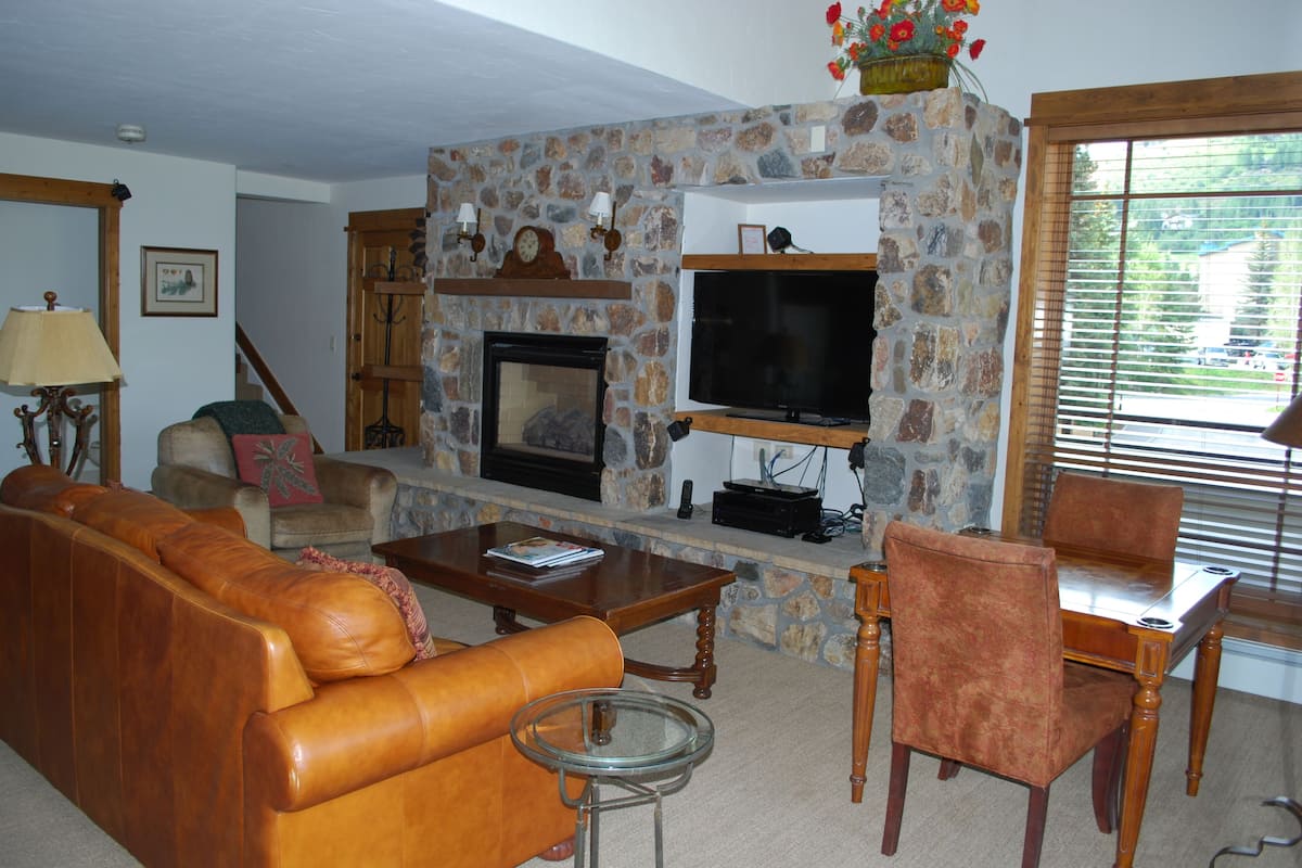 Room, Multiple Beds | Living area