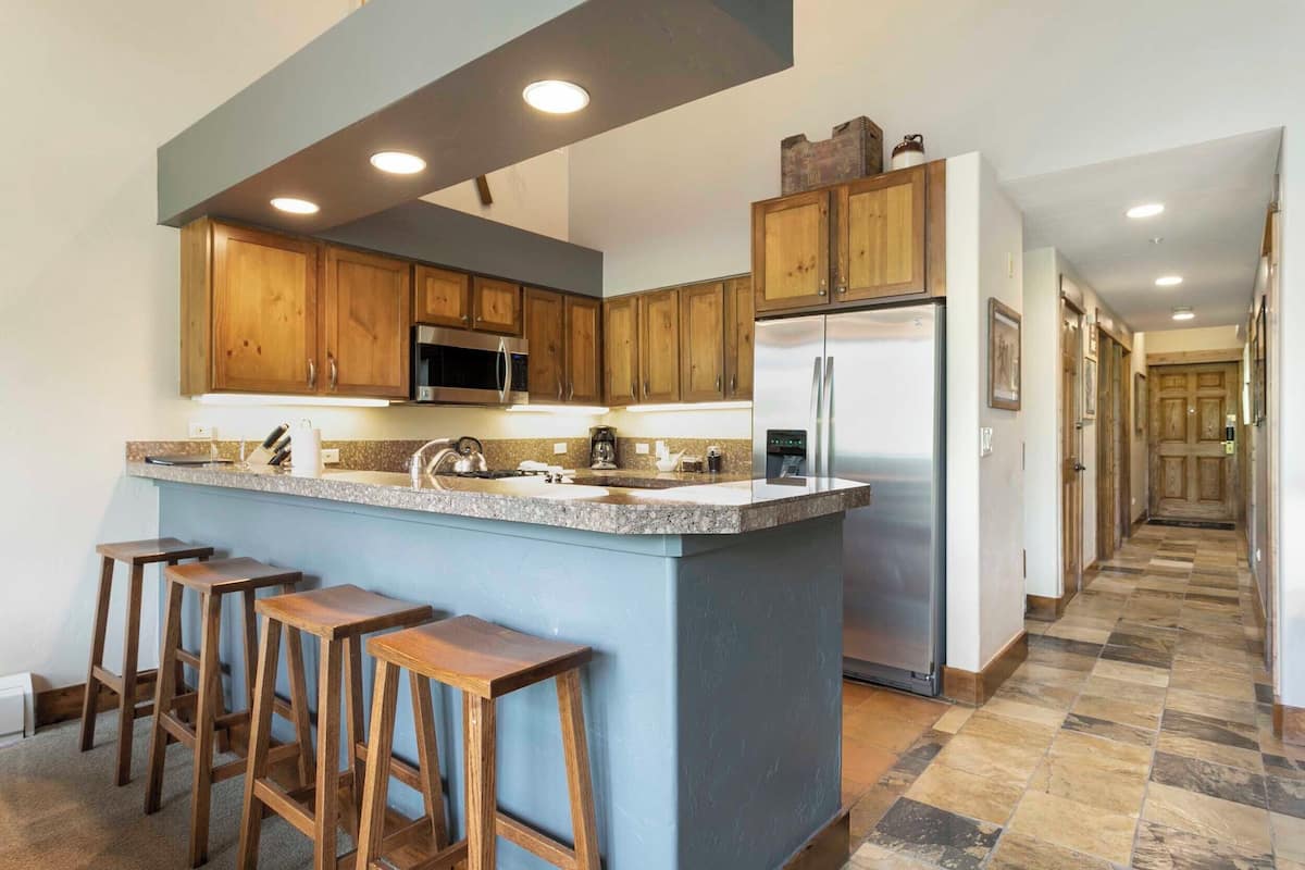 Room, 1 King Bed | Private kitchen