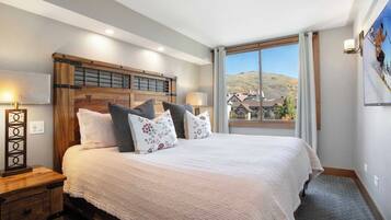 Leilighet, 2 soverom (900 Square Foot Condominium) | Safe på rommet, individuelt dekorert og individuelt innredet