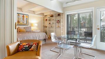 ุดูุฉ (Gold) | ุฎุฒูุฉ ุฏุงุฎู ุงูุบุฑูุฉ ูุจุฏูููุฑุงุช ูุฑูุฏุฉ ููู ุบุฑูุฉ ูุทุฑุงุฒ ูุฑูุฏ ููู ูุญุฏุฉ