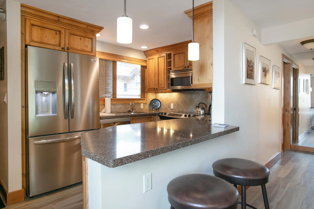 Condo, 1 Bedroom (Diamond) | Private kitchen