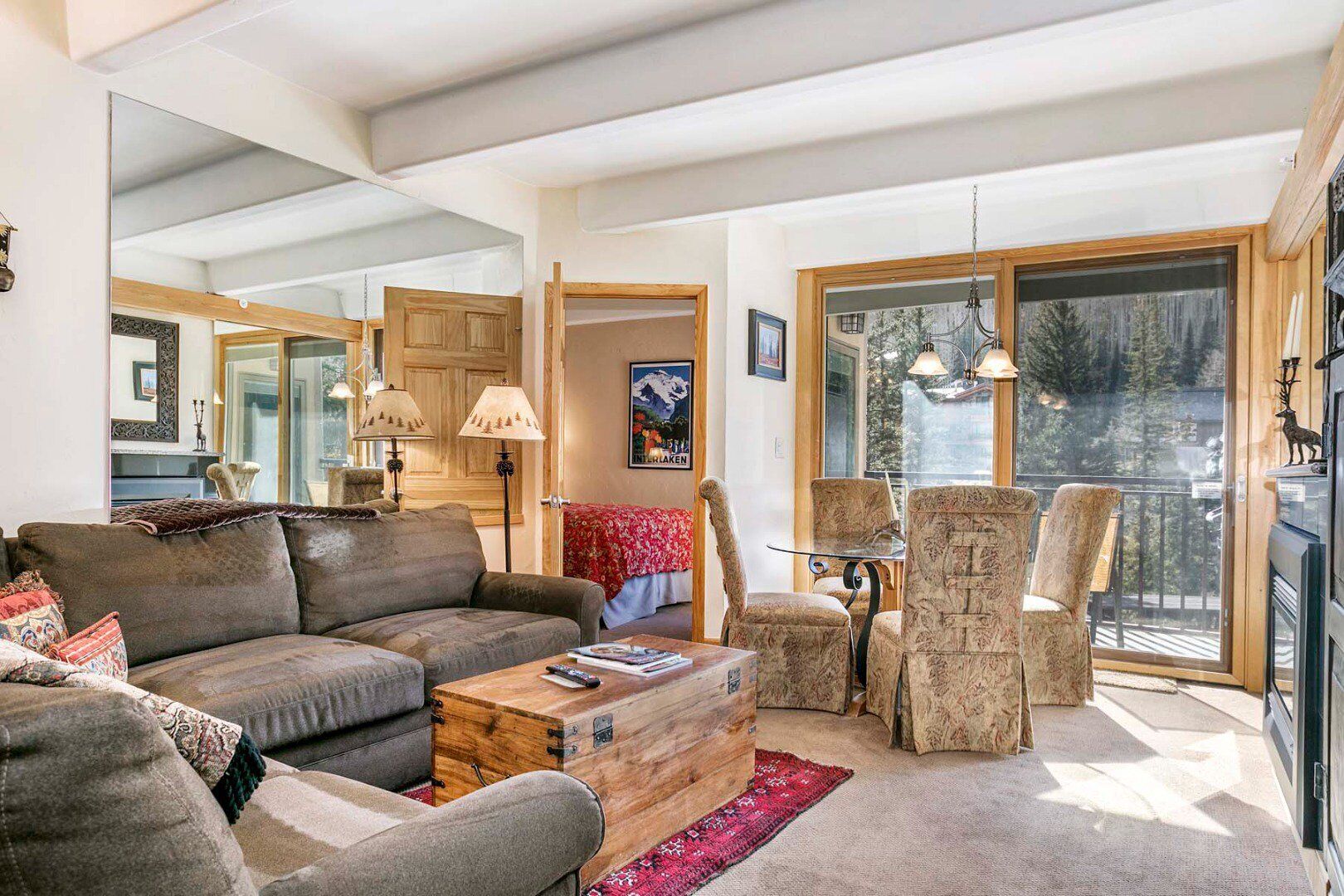 Una sala de estar acogedora con un sof á, sillones, una mesa de centro de madera y una chimenea.