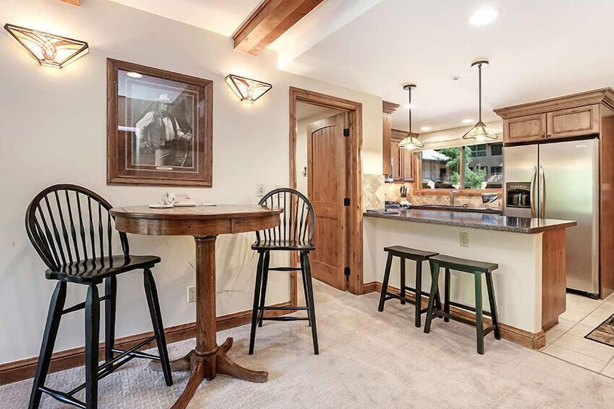 Combined shower/bathtub, free toiletries, hair dryer, towels