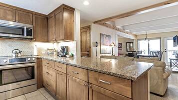 Frigorifero con congelatore, microonde, forno, piano cottura