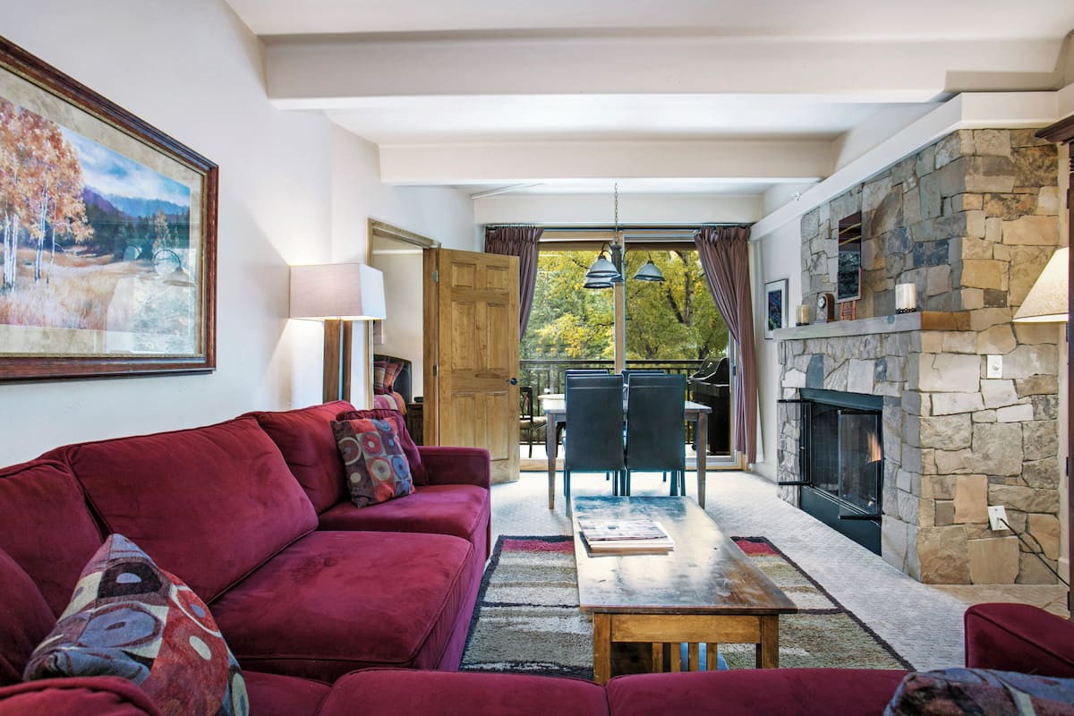 Room, Multiple Beds (Platinum) | Living area