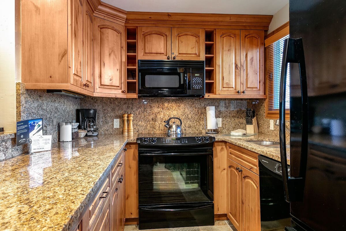 Condo (Gold) | Cocina privada | Refrigerador con congelador, microondas, horno y parrilla de estufa