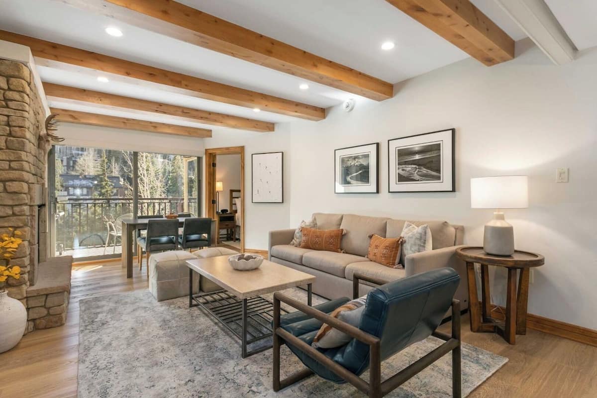 Refrigerador con freezer, microondas, horno, placa de cocina