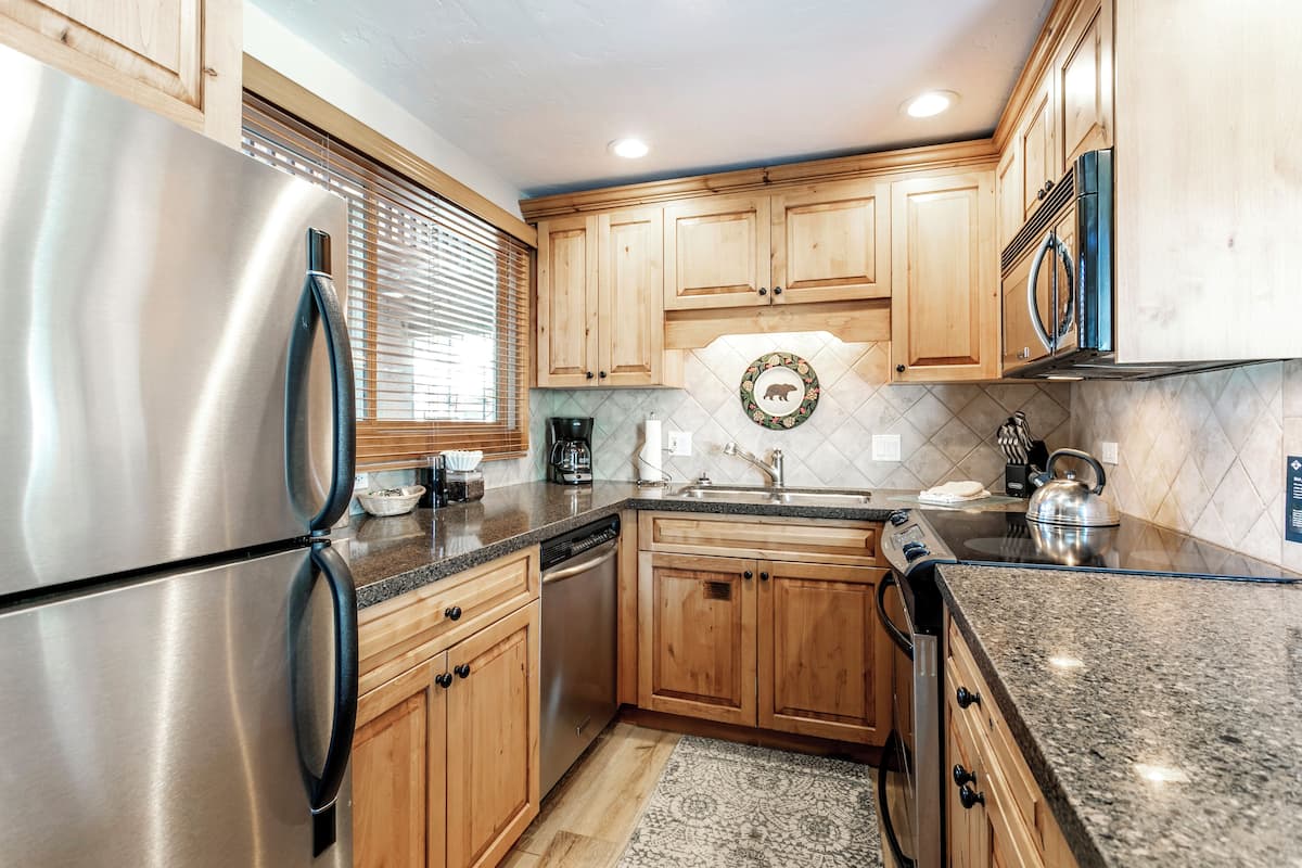 Condo, 1 Bedroom (Diamond) | Private kitchen