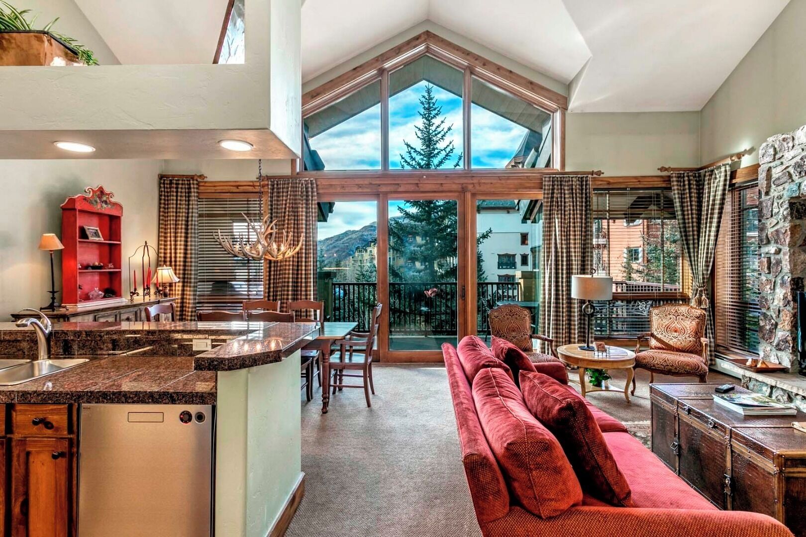 Condo, 3 Bedroom 3 Bathrooms (Platinum) | Living area | 24-inch Smart TV with satellite channels, TV, fireplace