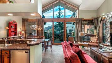 Condo, 3 Bedroom 3 Bathrooms (Platinum) | Living area | 24-inch Smart TV with satellite channels, TV, fireplace