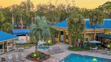 Una piscina al aire libre, tumbonas