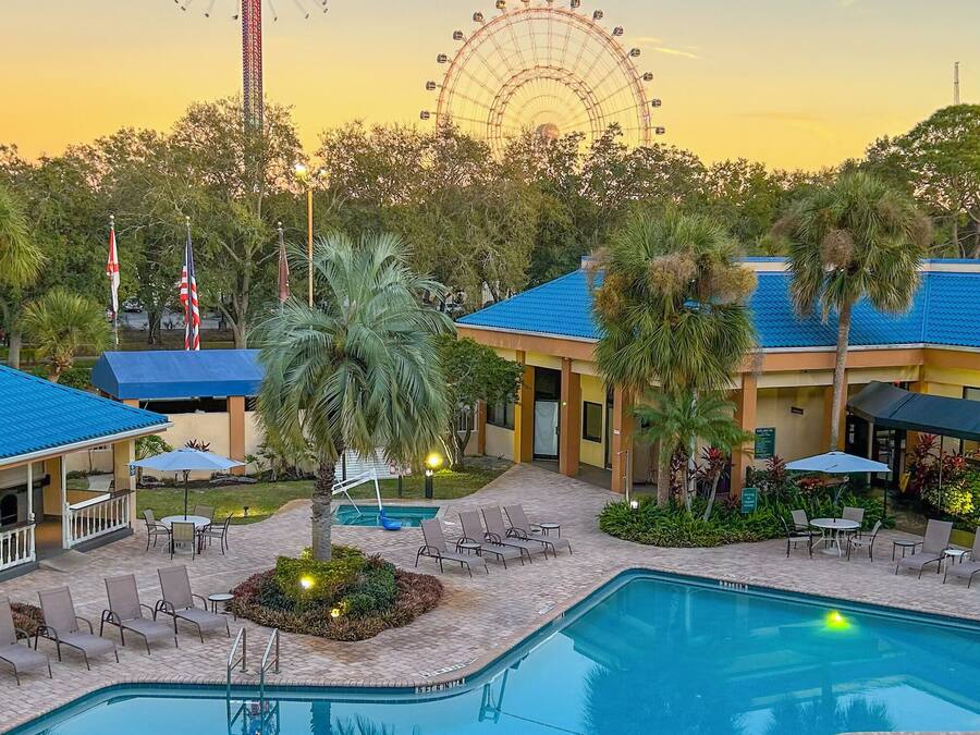 Piscina all'aperto, lettini