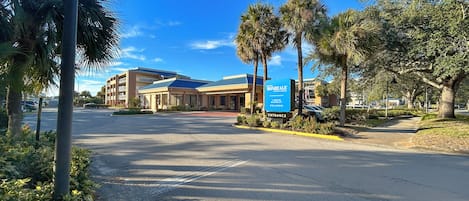 A hotel entrance with a sign indicating it is the Hotel Monreal in Orlando.