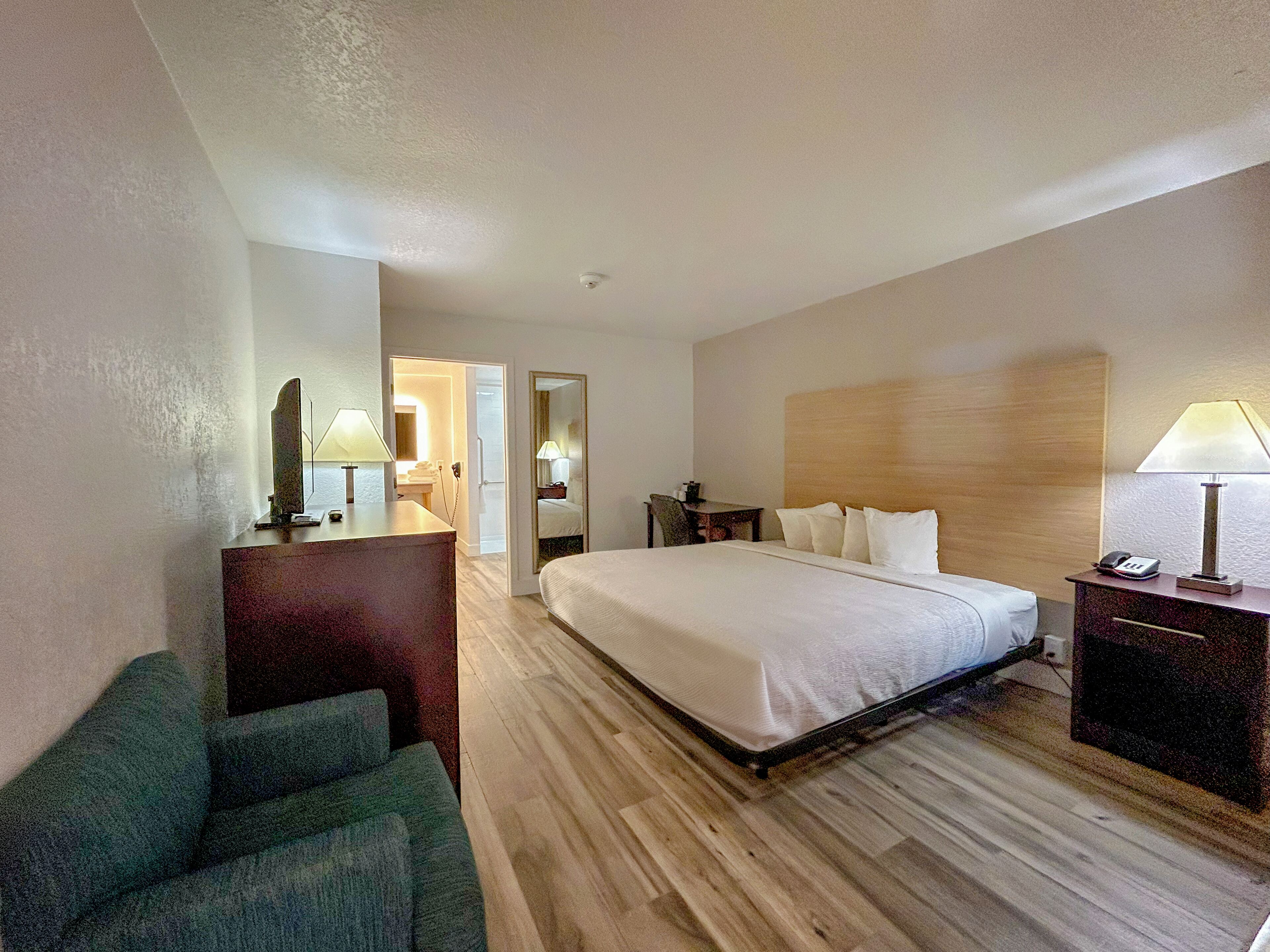 ルーム キングベッド 1 台 | 高級寝具、遮光カーテン、防音設備、アイロン / アイロン台