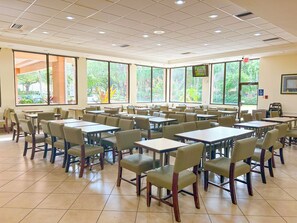 Daily continental breakfast (USD 11.72 per person) - Hotel Monreale Express and Studios IDrive District (Orlando)