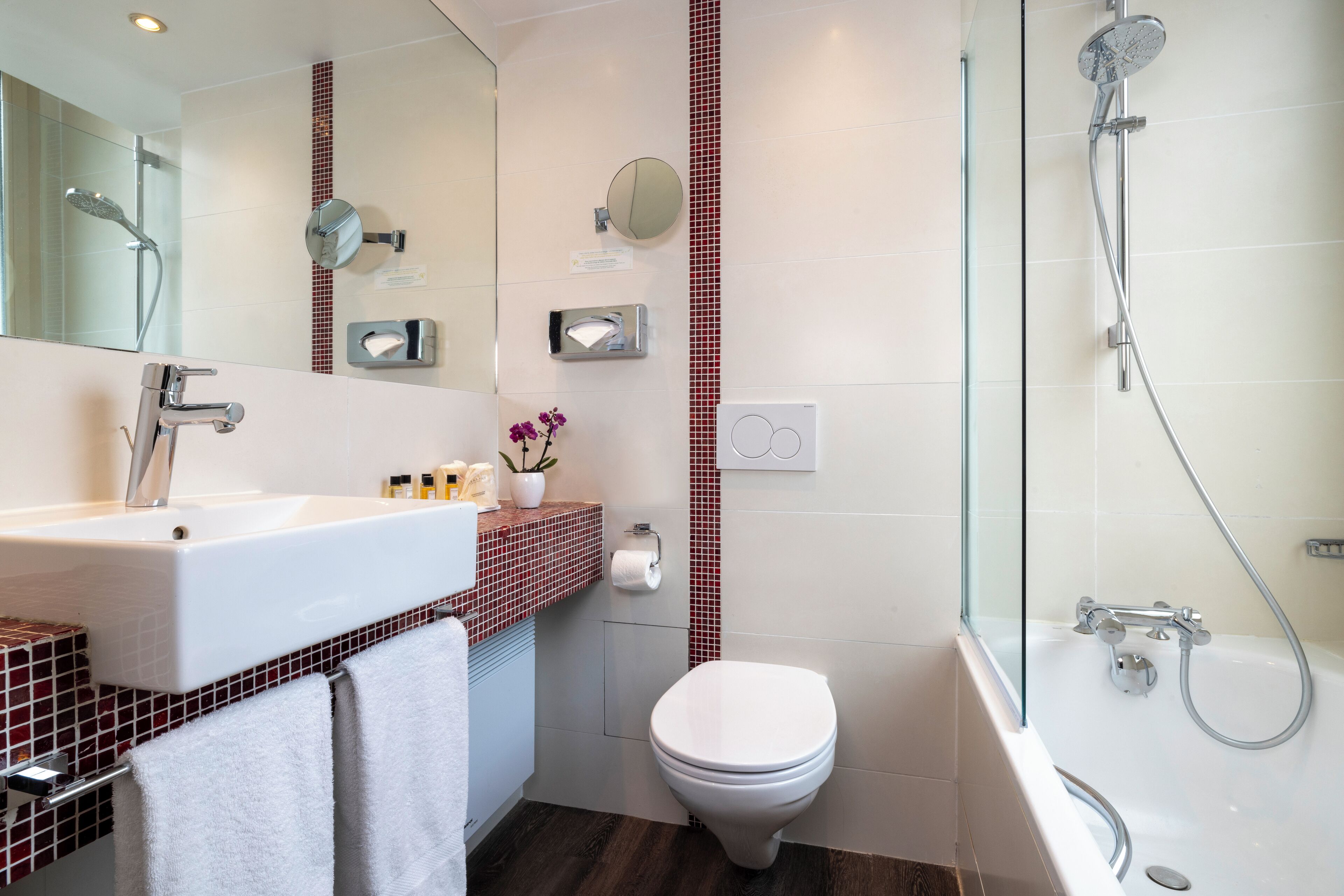 Un baño moderno con un lavabo blanco, un inodoro y una bañera.