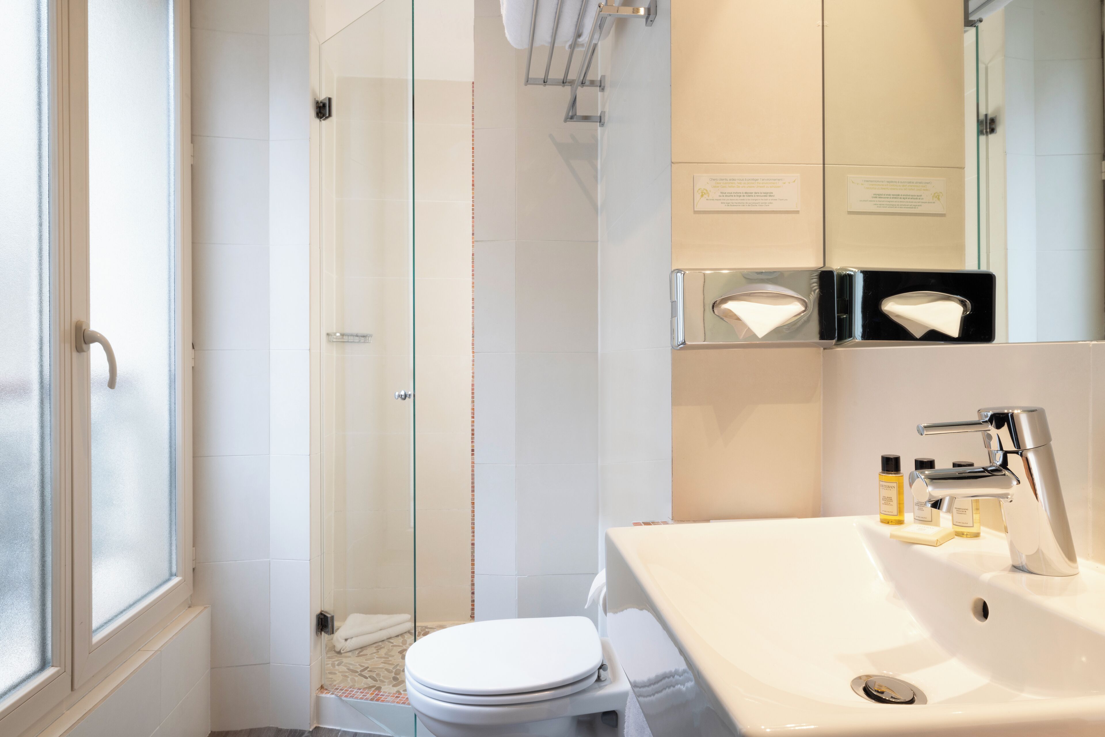 classic single room | bathroom | combined shower/bathtub, designer toiletries, hair dryer, bathrobes
