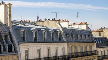 Eine Reihe von Pariser Gebäuden mit klassischer Architektur, mit steilen Satteldächern und aufwendigen Balkonen.