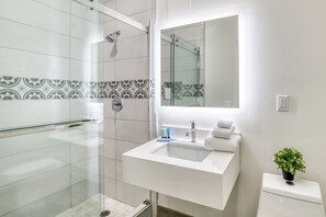 Deluxe Room, 1 King Bed, Non Smoking | Bathroom | Shower, free toiletries, hair dryer, towels - Villa 1565 (St. Augustine)