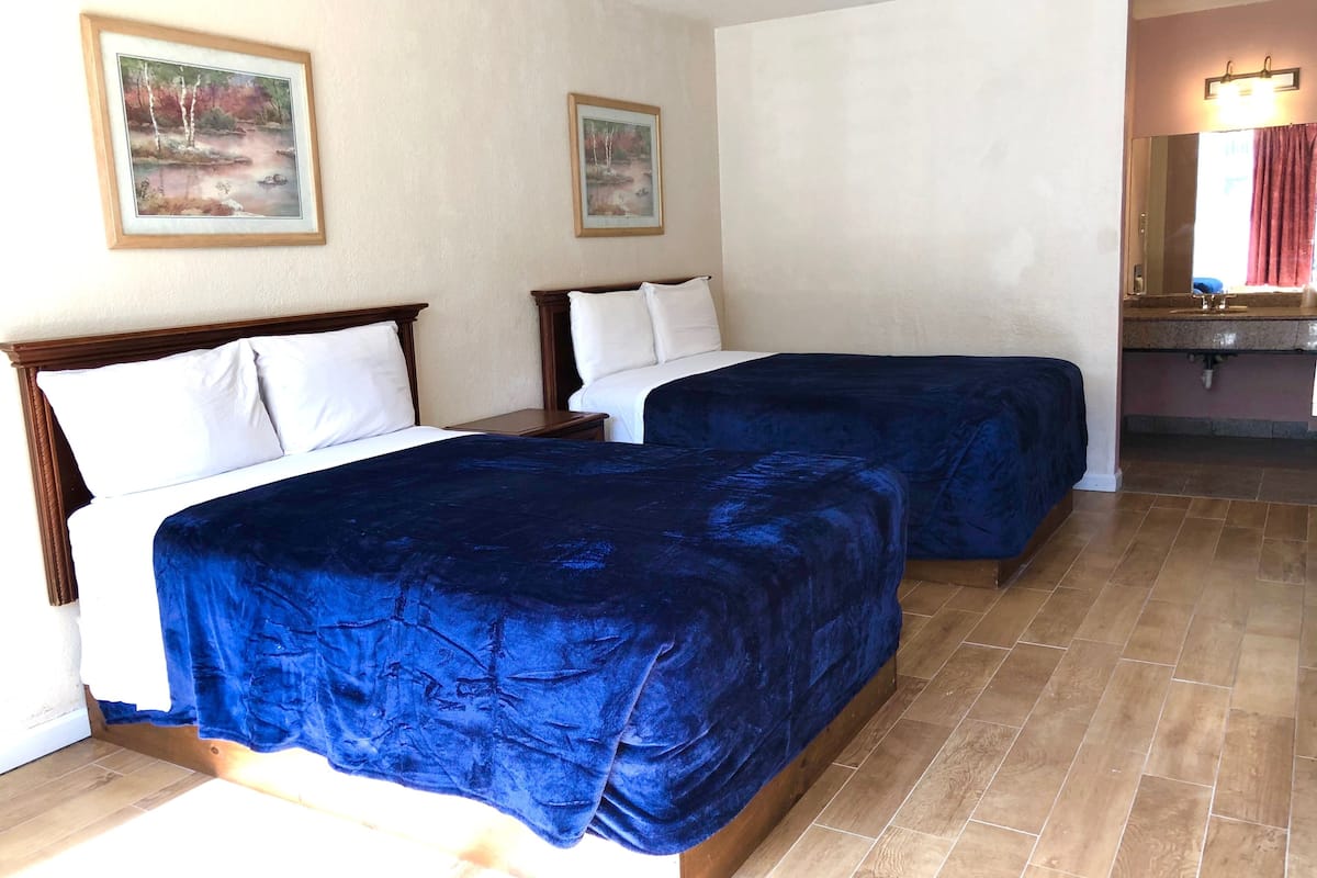 Standard-Doppelzimmer, 2 Doppelbetten | Zimmersafe, Verdunkelungsvorhänge, Bügeleisen/Bügelbrett