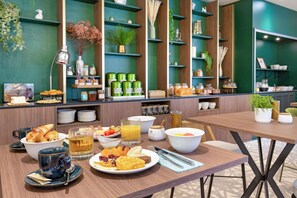 Petit déjeuner buffet (19.5 EUR par personne)