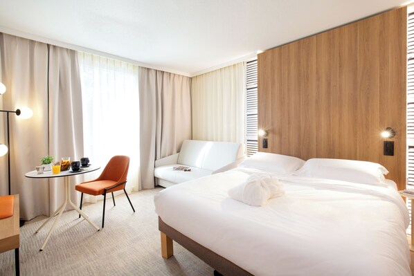 Muebles diferentes, escritorio y espacio para trabajar con laptop