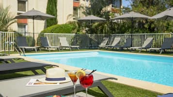 Piscine extérieure, chaises longues