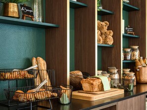 A bakery display with various breads and pastries. - Mercure Aix en Provence Beaumanoir (Aix-en-Provence)