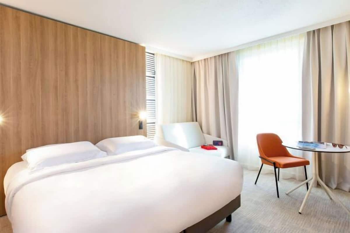 Individually furnished, desk, laptop workspace, blackout drapes