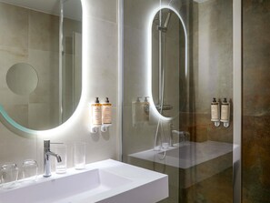 Bañera, artículos de tocador ecológicos, secador de pelo, toallas